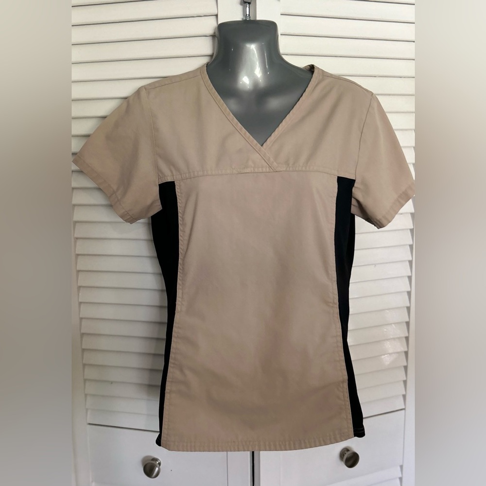 Mobb Medical Scrub and Nursing Uniform top - XS tan and black front pocket pouch